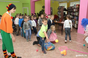 Территориальный совет женщин провел конкурс «Счастливое детство», в котором участвовали юные художники и чтецы