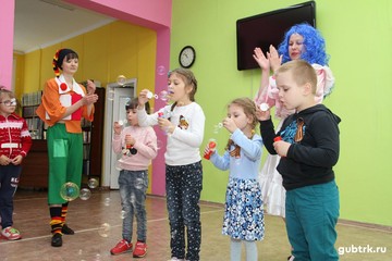Территориальный совет женщин провел конкурс «Счастливое детство», в котором участвовали юные художники и чтецы