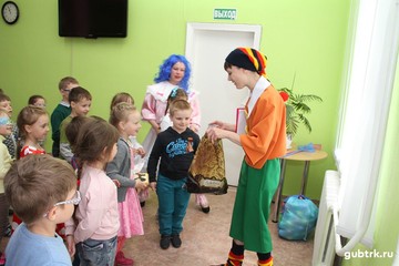 Территориальный совет женщин провел конкурс «Счастливое детство», в котором участвовали юные художники и чтецы