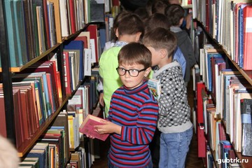 Территориальный совет женщин провел конкурс «Счастливое детство», в котором участвовали юные художники и чтецы