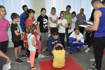 14 октября в бассейне «Дельфин» состоялся спортивный праздник, который собрал более сорока семей округа и их болельщиков