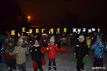 В Губкине родители МБДОУ № 19 «Светлячок» организовали детский флешмоб по привлечению внимания горожан к использованию световозвращающих элементов