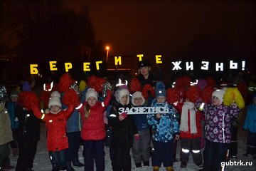В Губкине родители МБДОУ № 19 «Светлячок» организовали детский флешмоб по привлечению внимания горожан к использованию световозвращающих элементов