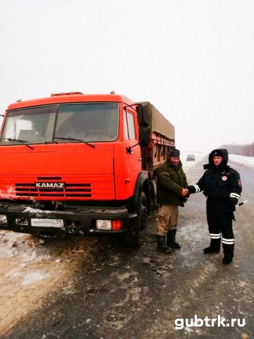 Губкинские автоинспекторы помогли водителю