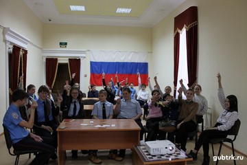 Сотрудники ЦКР «Лебединец» провели диспут среди молодежи  на тему «Служба в армии: ЗА или ПРОТИВ?»