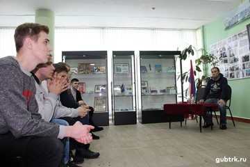 В честь 30-летия  окончания афганской войны в краеведческом музее прошла встреча студентов с участником боевых действий Виктором Травяновым