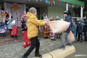 Жители поселка Троицкий проводили зиму