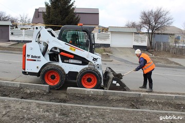 Продолжается наведение порядка на улицах и дорогах округа, в работах заняты коммунальные и дорожные службы