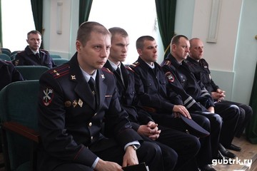 Начальник регионального УМВД наградил губкинских полицейских