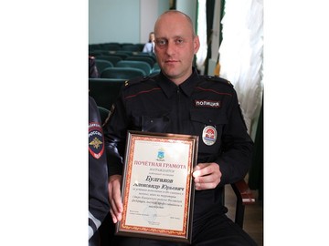 Начальник регионального УМВД наградил губкинских полицейских