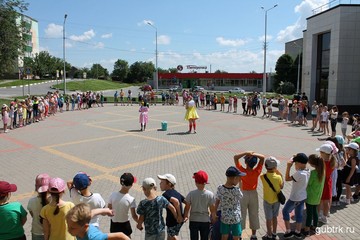 Развлекательная программа "На всех парусах в лето", приуроченная к открытию пришкольных лагерей