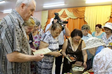 Книги седовласым «студентам» вручили губкинские депутаты