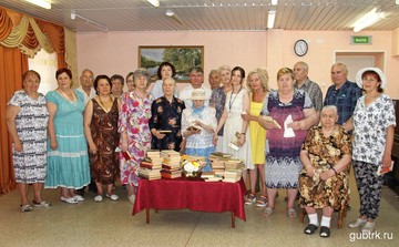 Книги седовласым «студентам» вручили губкинские депутаты