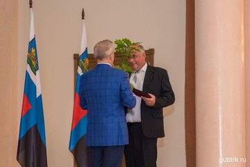 Губернатор Белгородской области вручил сотруднику Белгородэнерго государственную награду