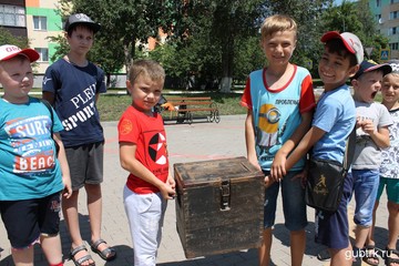 В микрорайоне Лебеди прошел спортивно-поисковый турнир «Остров сокровищ» среди пришкольных лагерей