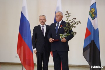 Евгений Савченко вручил государственные награды лебединцам
