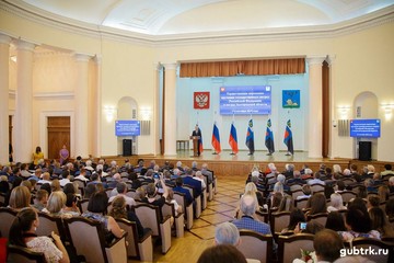 Евгений Савченко вручил государственные награды лебединцам