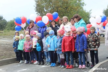 В селе Бобровы Дворы появился «Детский дворик»
