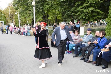 17 сентября в  сквере «Шахтёрской славы» состоялся праздник «В хороводе мы попляшем»