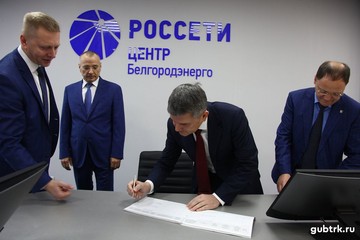 Министр энергетики России Александр Новак и генеральный директор компании «Россети» Павел Ливинский дали старт работе объектов электросетевого комплекса в девяти субъектах страны