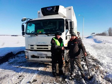Губкинские полицейские пришли на помощь водителям, попавшим в беду